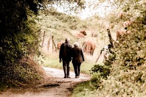 małżeństwo spacerujące na emerytuże